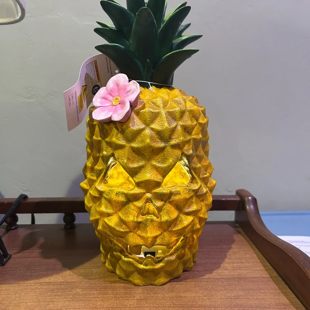 SPOOKY SUMMER 12in LED Resin Pineapple Skull With Floral Accent NWTS